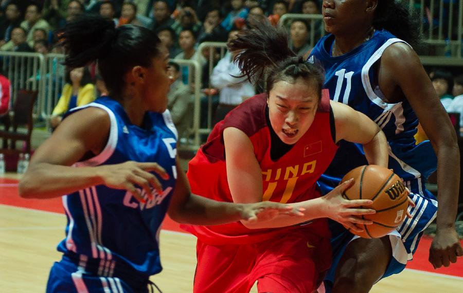 (体育)(3)篮球--女篮对抗赛:中国胜古巴(图)-中国
