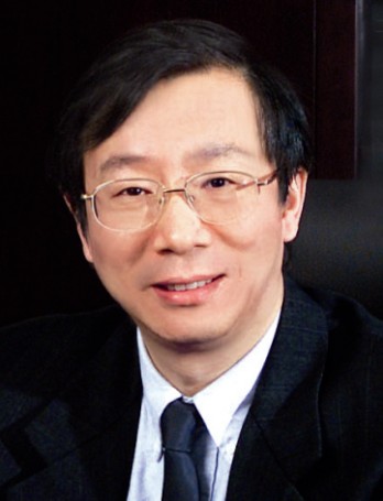 易纲, 男, 1958年出生，经济学博士