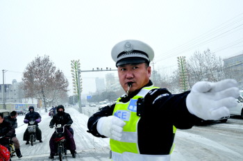 2月5日至7日,菏泽市区连降大雪,菏泽交警支队