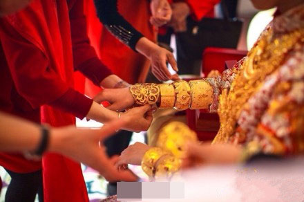 近日网传一组福建泉州新娘的嫁妆图,新娘不仅全身戴满黄金首饰,更传言