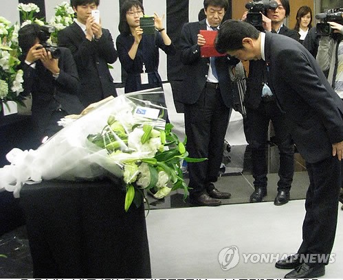 28日,日本首相安倍晋三到在日本大韩民国民团总部，向在那里设置的“岁月号”沉船事故遇难者吊唁台献花。