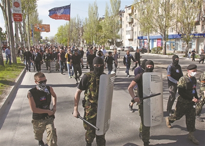 4月27日,在乌克兰东部城市顿涅茨克,亲俄抗议者前往州广播电视大楼.