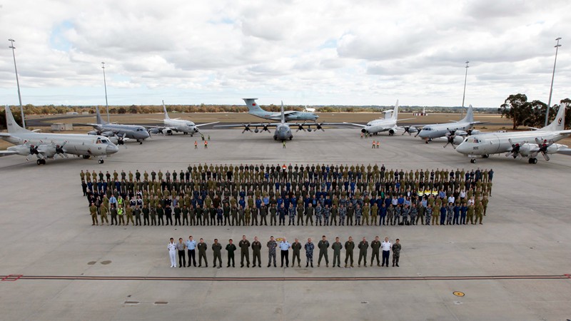 4月29日，来自各国军方的搜索人员在皮尔斯空军基地与飞机合影留念。澳大利亚国防部供图