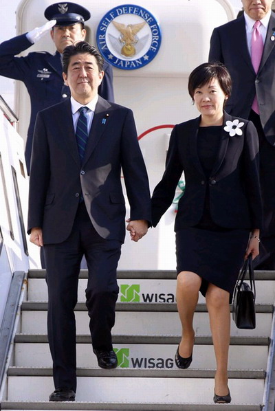 日本首相安倍晋三携夫人抵达德国(网页截图)