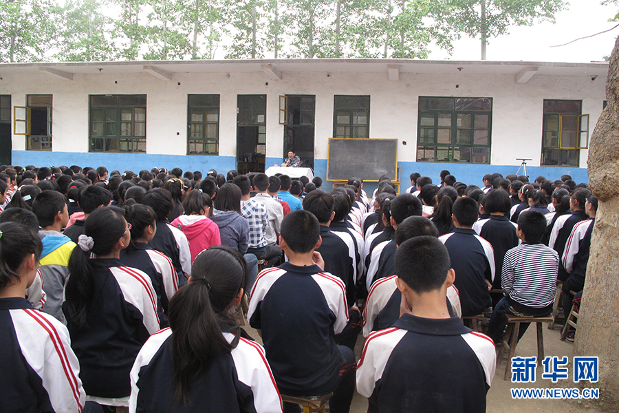 4月25日,空军指挥学院野外综合训练学员队副政委刘敏为横山岭中学学生