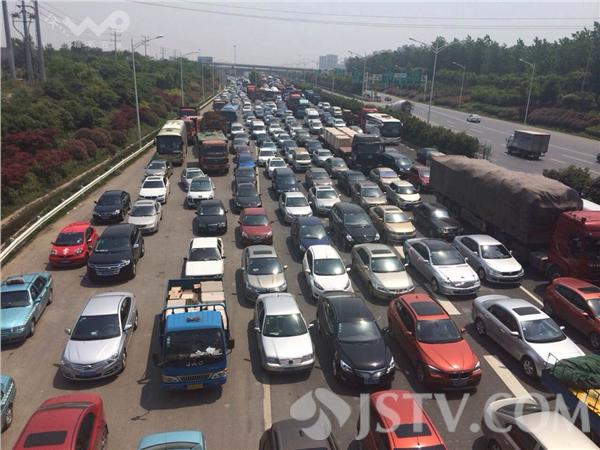 今天中午11:00,南京绕城公路花神庙段出城方向大堵车.