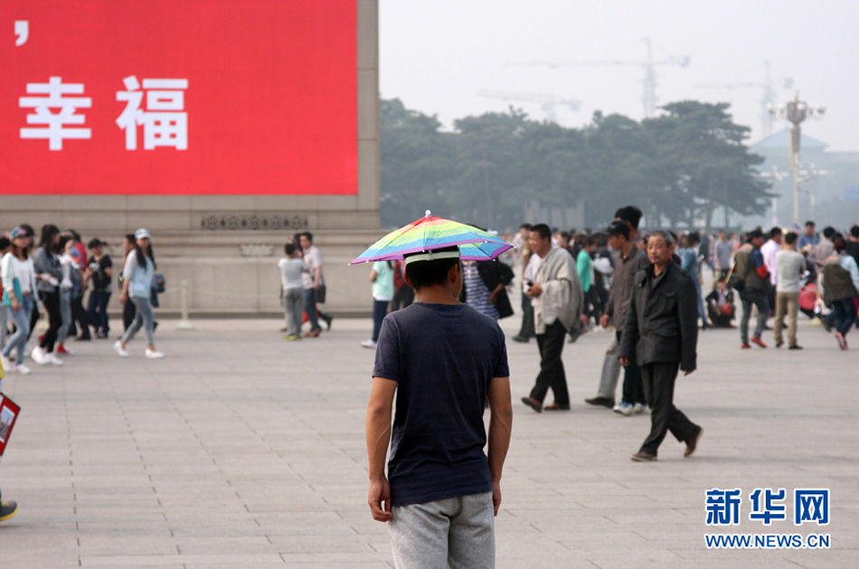 5月1日，北京，东长安街两侧的人们排队进入广场。小长假首日，天安门广场及故宫涌入大批游客。