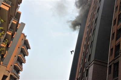 高楼起火两消防员坠楼殉职