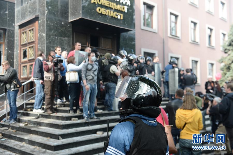 图为5月1日，在乌克兰顿涅茨克，亲俄民众在顿涅茨克州检察院大楼外集会。