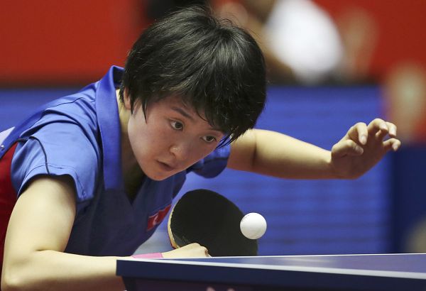 图文:世乒赛朝鲜女队进八强 李明顺投入比赛