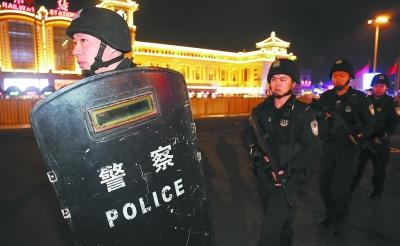 警方午夜在北京站演练反恐 假期全体民警到岗