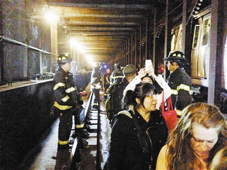 纽约地铁脱轨 造成19人受伤(图)