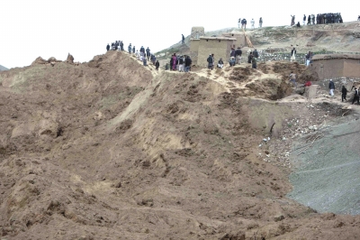 3日，在阿富汗东北部巴达赫尚省，人们聚集在山体滑坡现场。新华社发