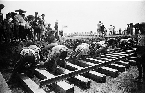 1951年,青年工人在成渝铁路永川段铺设轨道.