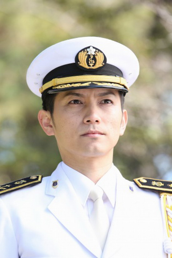 日本海上自卫队员拍写真 男女队员秀靓照(组图)