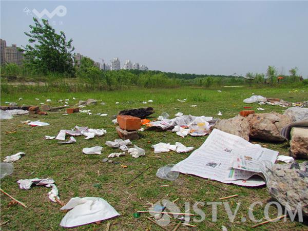 南京长江边垃圾遍地煞风景(组图)