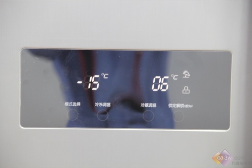 超大的液晶显示屏,不同模式下可供多种选择,假日模式在长时间无操作情况下,冰箱会根据食物温度变化自动感知,达到节能的功效。