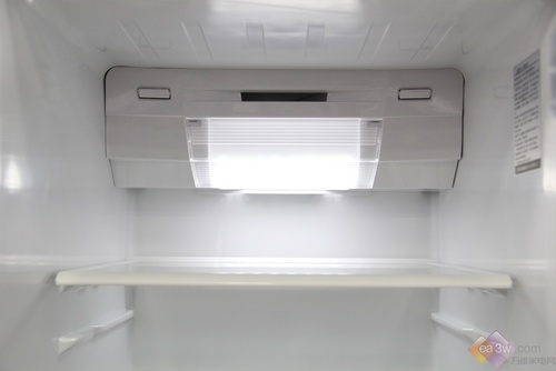 为了更好利用冰箱内部空间，将零散的食物分别安置于两侧，单独制冰盒、单独蛋架和大容量饮料架。
