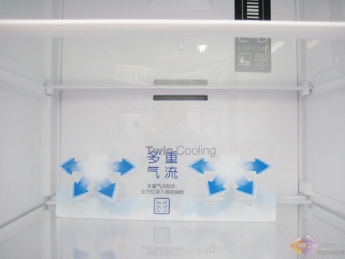 三星专业的多重气流技术,全方位深入每层隔板,长久呵护食物的新鲜。让整个环境都被冷气包围,温度变得更加恒定。