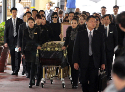 马英九母亲秦厚修遗体5日火化,马英九捧着秦厚修遗照,送遗体至火化场.