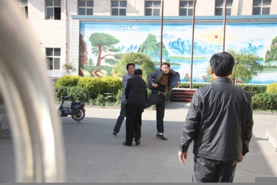 河北柏乡县环保官员互殴 因执法时双方言语不和(1)_社会万象_光明网