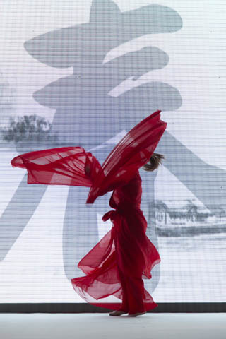 整场春夏秀由新民乐表演贯穿始终,融合太极及古典音乐的墨舞