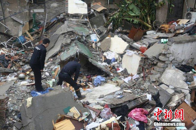 上海一老式居民楼倒塌已致2人死亡(组图)