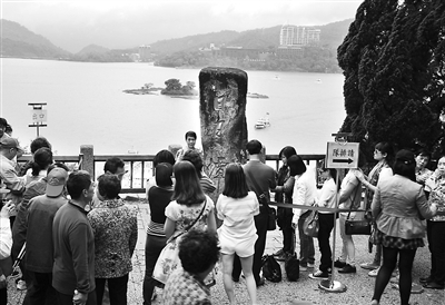 近日,众多大陆游客在日月潭景点留影。