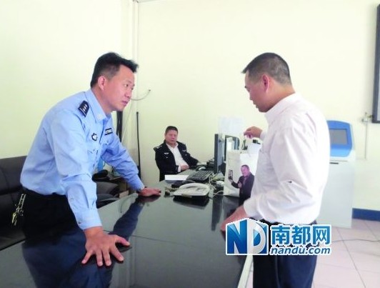 4月30日，余振志(右)向案发所在地的车站派出所自首。 南都记者 占才强 摄