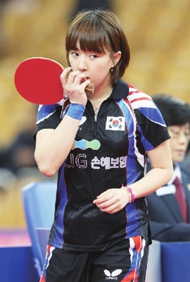 韩国队的美女削球手徐孝元日前备受追捧,可爱的外型,出众的球技,被