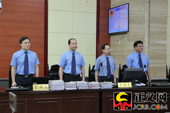 广西贵港市检察院检察长兰志才(右一)出庭支持