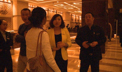 前厅经理贾妍(右二)与张女士在酒店大堂