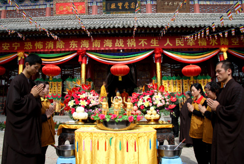 陕西扶风大明寺水陆空普渡大斋法会浴佛节之日举行(组图)