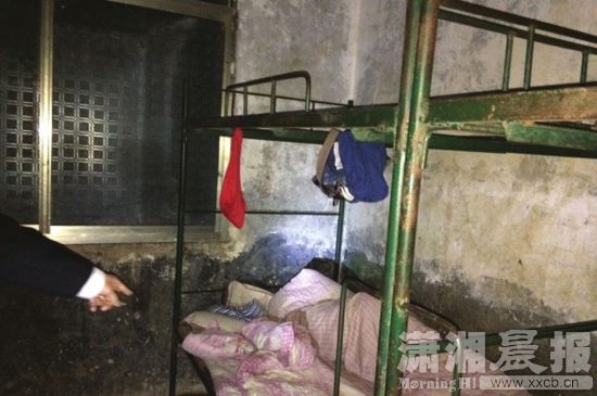 桂阳县欧阳海镇中心完小,小斌(化名)床位的上铺铁架上挂着红领巾。图/受访者提供