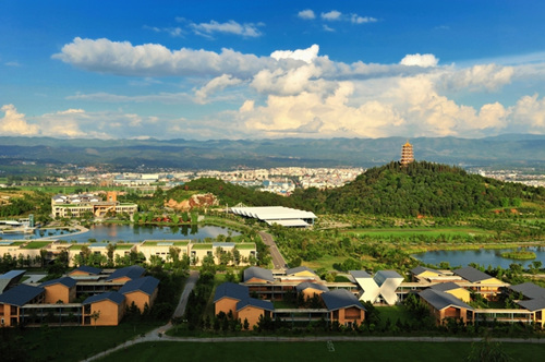 位于云南省红河州的市,风景秀丽,民风淳朴,这里既有美丽的姑娘