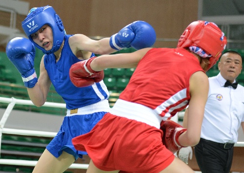 图文:全国女子拳击锦标赛 林秀莹夏柳青比赛中