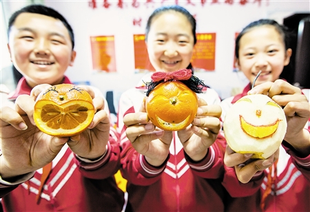 5月7日,呼和浩特市玉泉区小召小学的学生制作"笑脸橙子",迎接5月8日"