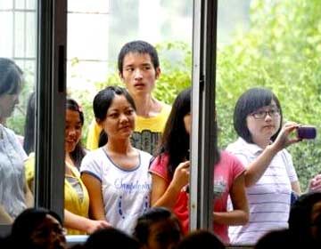 老师是沈阳市外事服务学校某系的300名v老师听众,女生讲座是沈阳知名女高中华泽跳楼图片