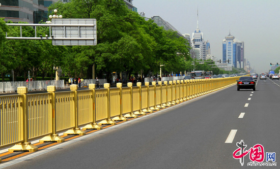 北京长安街换上耐撞击“土豪金”护栏