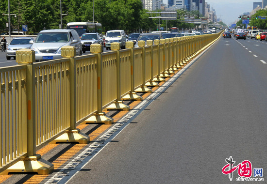 在长安街沿线看到，金黄色的新护栏，干净亮丽，庄严大气。护栏上镶嵌的莲花图案也更加凸显了祥瑞之气。