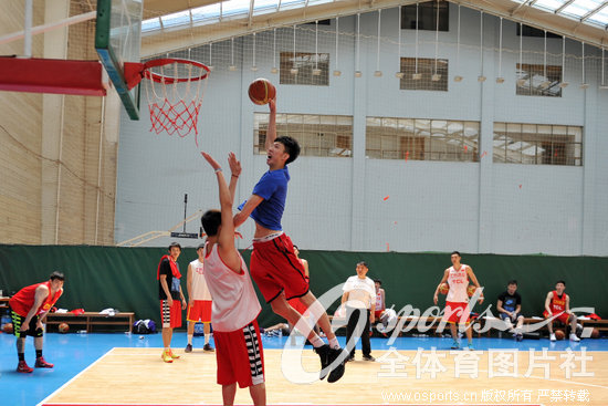 中国男篮海埂集训 全队状态轻松大玩扣篮(组图)