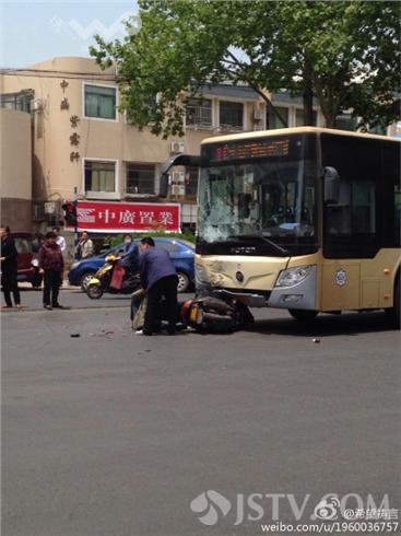 突发:南京公交车撞上电动车 骑车男子血流不止(图)今天中午,有网友@向