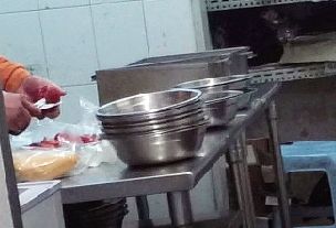 711餐具冲洗池用来洗头 落地食物捡起直接用 711餐具冲洗池用来洗头 落地食物捡起直接用