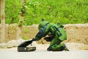 消防官兵现场排爆。