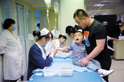 昨日，首都儿科研究所，一位护士在给一位小患者打点滴。当天，朝阳区儿童医疗联合体正式启动。新京报记者 薛珺 摄