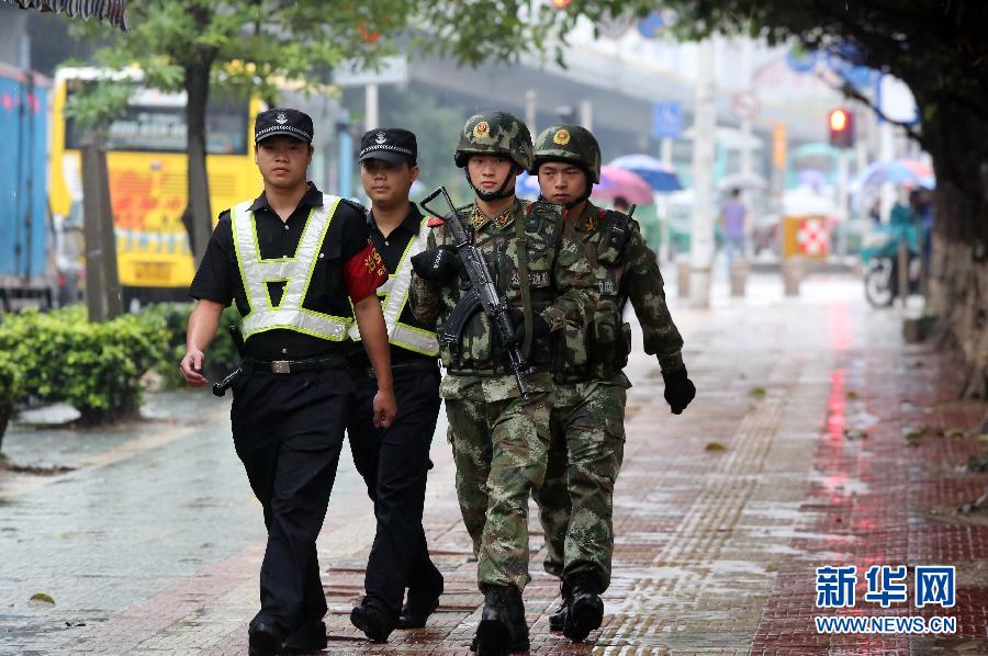 实拍深圳边防官兵在人流密集区持枪巡逻