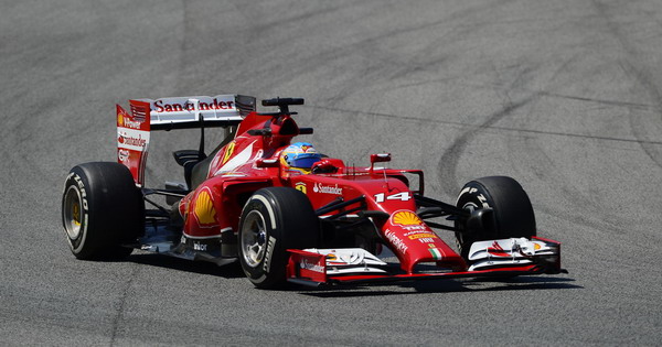 图文:F1西班牙站排位赛 阿隆索在赛场上