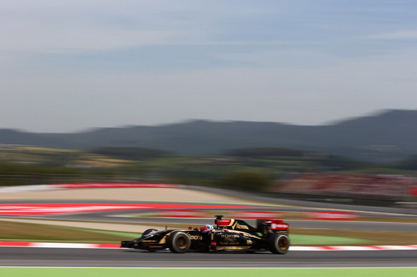 图文:F1西班牙站排位赛 格罗斯让快速前进