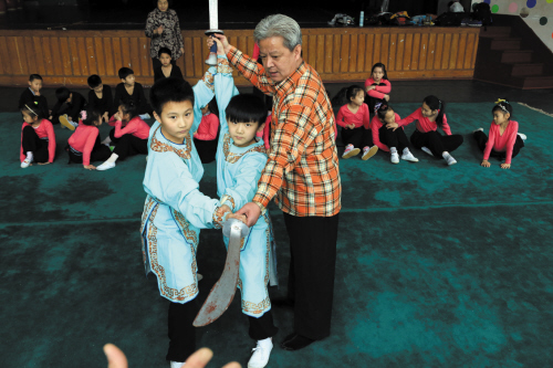 孩子们在基本功的课上练习涤荒京剧生涯遭黄磊劝说 14-05-10 汉正