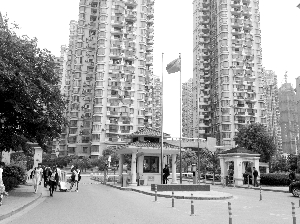 虽然物业公司已经撤出,但南京市浦口区明发滨江新城三期南片小区环境还比较整洁